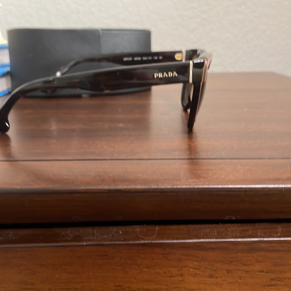 Prada sun glasses - Picture 3 of 4